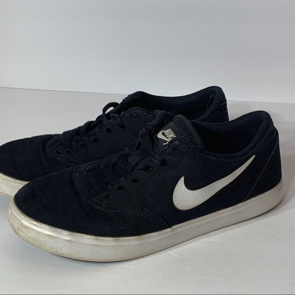 EUC Nike Black and White Canvas‎ Sneakers